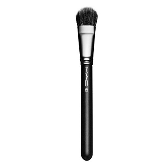 MAC 132 Duo Fibre Foundation Brush - Picture 1 of 4